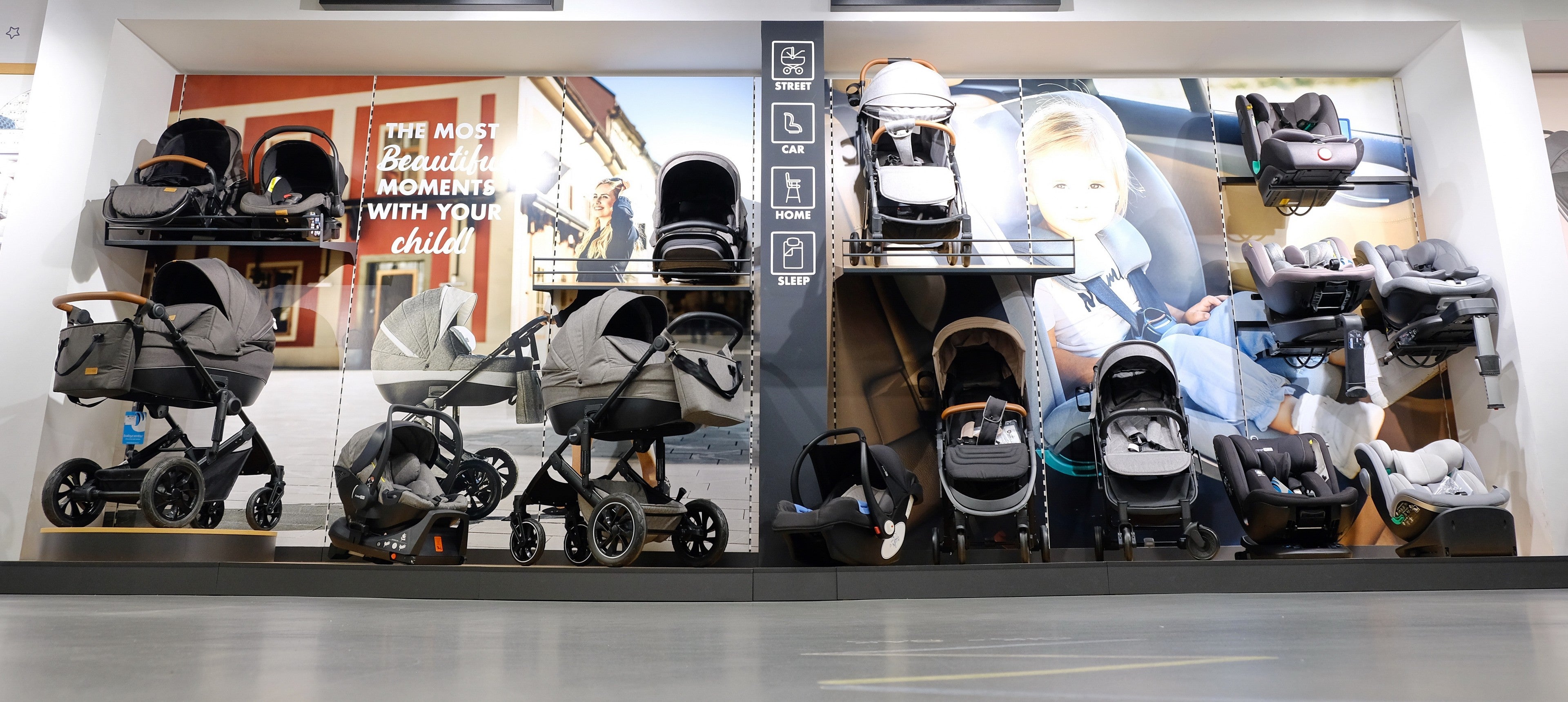 Gambar anak di kursi mobil dan beberapa kursi mobil lainnya dan kereta bayi di sekitar mereka